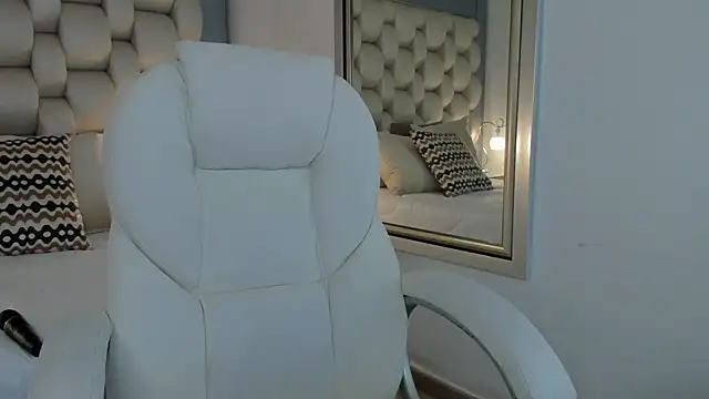 Snapshot of Helleamazing chatting on 03.08.25 Helleamazing online show from 03.08.25