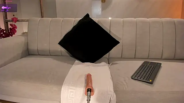 Snapshot of DominiqueVega chatting on 01.10.25 DominiqueVega online show from 01.10.25