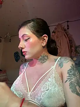 Snapshot of LiliJones_ chatting on 06.19.26 LiliJones online show from 06.19.26