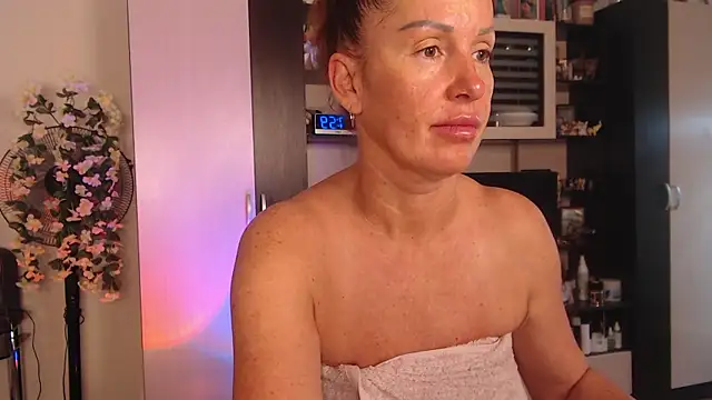 Snapshot of SheilaRyan chatting on 10.18.25 SheilaRyan online show from 10.18.25