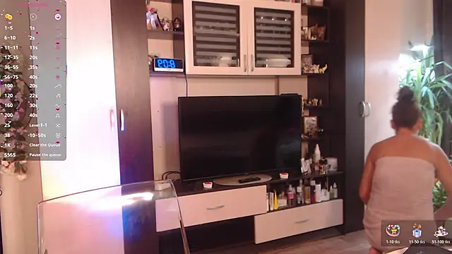 Snapshot of SheilaRyan chatting on 10.19.25 SheilaRyan online show from 10.19.25