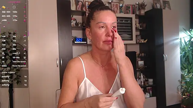 Snapshot of SheilaRyan chatting on 11.22.25 SheilaRyan online show from 11.22.25