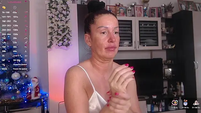 Snapshot of SheilaRyan chatting on 12.14.25 SheilaRyan online show from 12.14.25