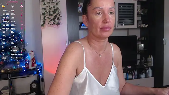 Snapshot of SheilaRyan chatting on 12.15.25 SheilaRyan online show from 12.15.25