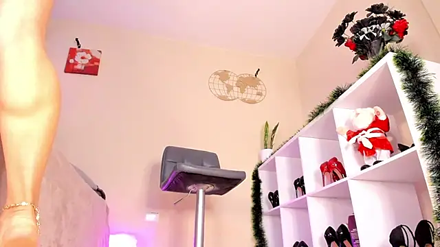 Snapshot of Itzeldreams chatting on 12.26.24 Itzeldreams online show from 12.26.24