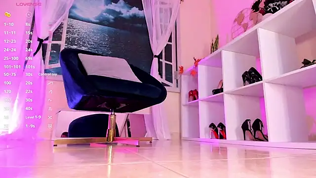 Snapshot of Itzeldreams chatting on 02.05.25 Itzeldreams online show from 02.05.25