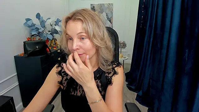 Snapshot of Sinty_Devis chatting on 10.19.25 Sinty Devis online show from 10.19.25
