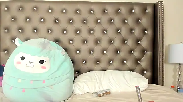 NadiaLyla online show from 08.02.26