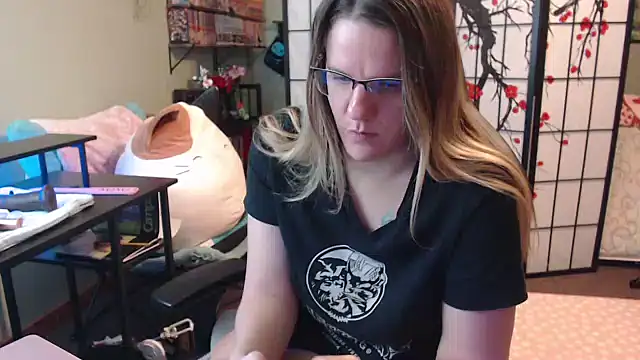 Sarahtineke online show from 02.04.26