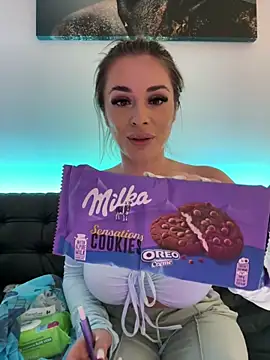 Snapshot of IsabellaEtthan chatting on 10.18.25 IsabellaEtthan online show from 10.18.25