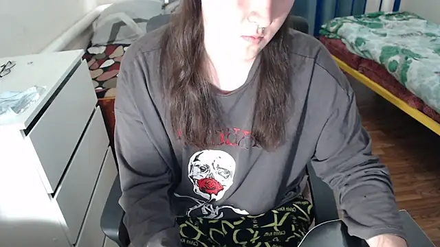 Snapshot of EvaMiron chatting on 10.03.25 EvaMiron online show from 10.03.25