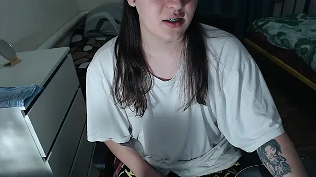 Snapshot of EvaMiron chatting on 10.24.25 EvaMiron online show from 10.24.25