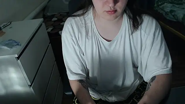 Snapshot of EvaMiron chatting on 10.27.25 EvaMiron online show from 10.27.25