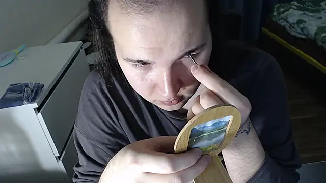 Snapshot of EvaMiron chatting on 10.28.25 EvaMiron online show from 10.28.25