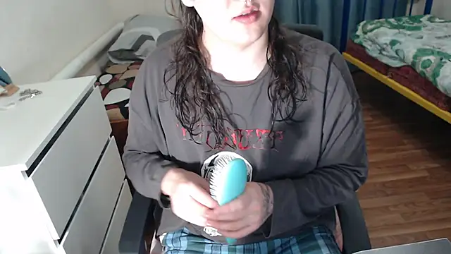 Snapshot of EvaMiron chatting on 11.04.25 EvaMiron online show from 11.04.25