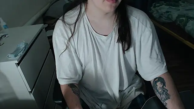 Snapshot of EvaMiron chatting on 11.11.25 EvaMiron online show from 11.11.25