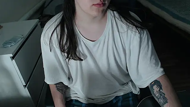 Snapshot of EvaMiron chatting on 11.12.25 EvaMiron online show from 11.12.25