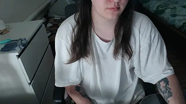 Snapshot of EvaMiron chatting on 11.15.25 EvaMiron online show from 11.15.25