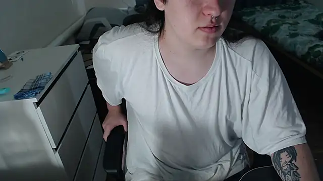 Snapshot of EvaMiron chatting on 11.17.25 EvaMiron online show from 11.17.25