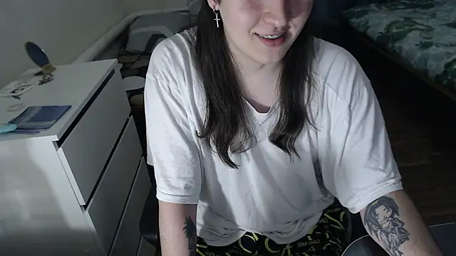 Snapshot of EvaMiron chatting on 11.21.25 EvaMiron online show from 11.21.25