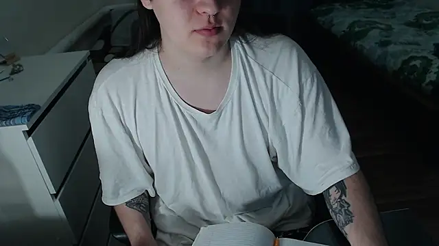 Snapshot of EvaMiron chatting on 11.22.25 EvaMiron online show from 11.22.25