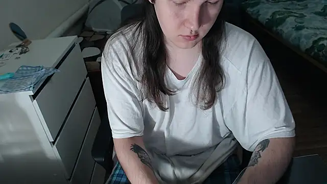 Snapshot of EvaMiron chatting on 11.24.25 EvaMiron online show from 11.24.25