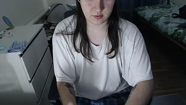 Snapshot of EvaMiron chatting on 11.25.25 EvaMiron online show from 11.25.25