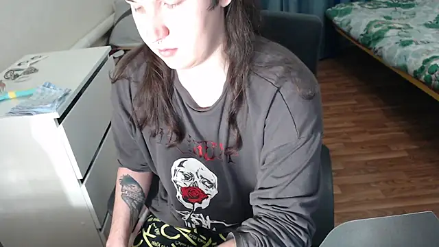 Snapshot of EvaMiron chatting on 11.26.25 EvaMiron online show from 11.26.25