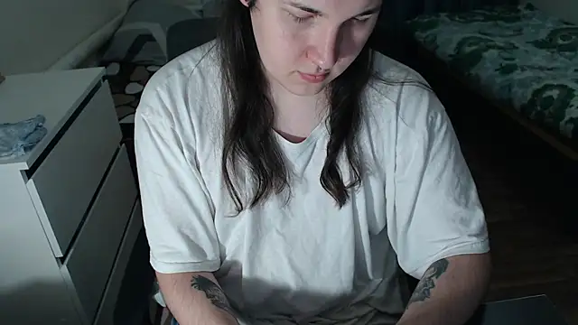 Snapshot of EvaMiron chatting on 11.28.25 EvaMiron online show from 11.28.25