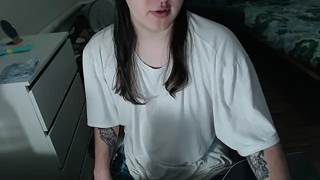 Snapshot of EvaMiron chatting on 11.30.25 EvaMiron online show from 11.30.25