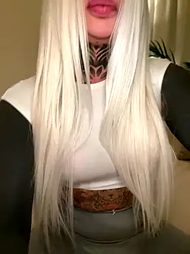 Snapshot of bambixboo chatting on 10.23.25 bambixboo online show from 10.23.25