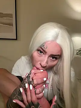 Snapshot of bambixboo chatting on 10.25.25 bambixboo online show from 10.25.25