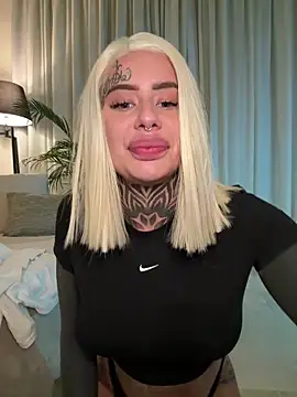 Snapshot of bambixboo chatting on 11.18.25 bambixboo online show from 11.18.25