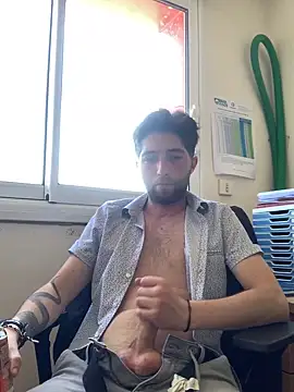 Snapshot of GuillaumebeauZizi chatting on 04.25.26 GuillaumebeauZizi online show from 04.25.26