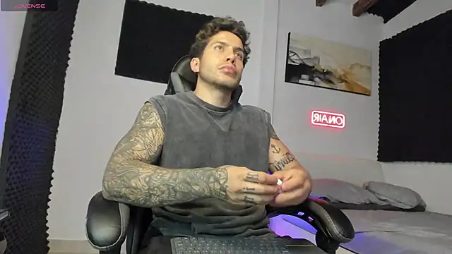 Snapshot of LucianSinclair chatting on 11.06.25 LucianSinclair online show from 11.06.25