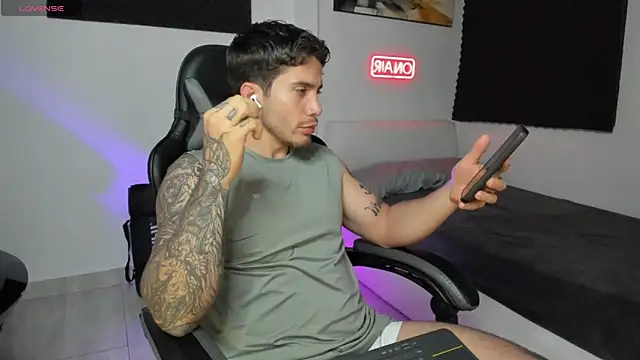 Snapshot of LucianSinclair chatting on 11.15.25 LucianSinclair online show from 11.15.25