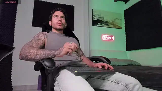 Snapshot of LucianSinclair chatting on 11.20.25 LucianSinclair online show from 11.20.25