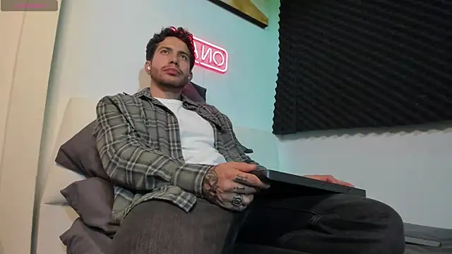 Snapshot of LucianSinclair chatting on 11.24.25 LucianSinclair online show from 11.24.25