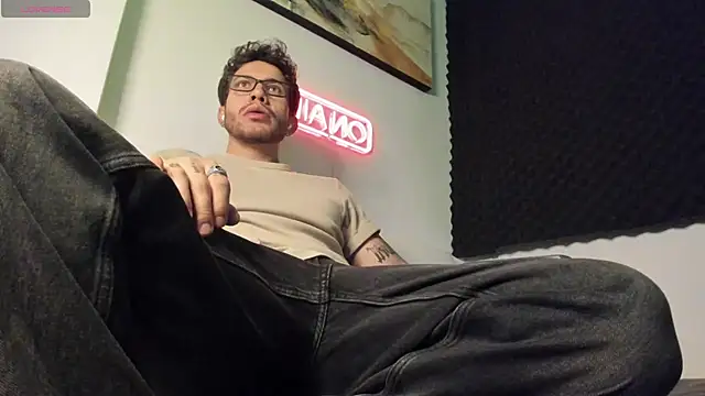 Snapshot of LucianSinclair chatting on 11.25.25 LucianSinclair online show from 11.25.25