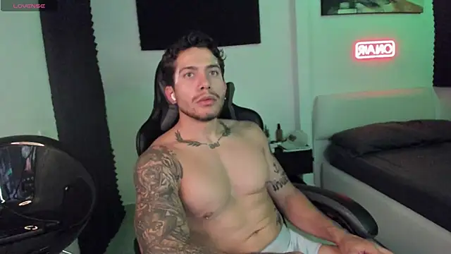 Snapshot of LucianSinclair chatting on 11.27.25 LucianSinclair online show from 11.27.25