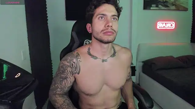 Snapshot of LucianSinclair chatting on 11.28.25 LucianSinclair online show from 11.28.25