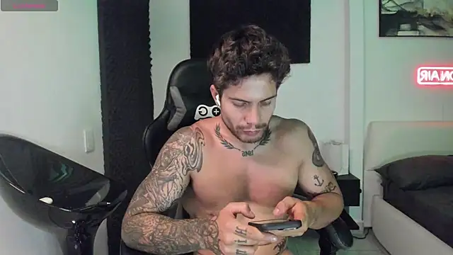 Snapshot of LucianSinclair chatting on 12.02.25 LucianSinclair online show from 12.02.25