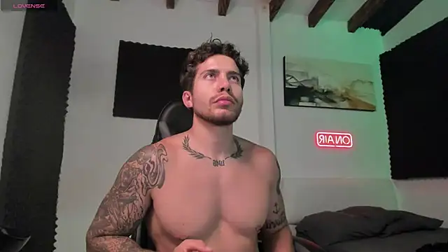 Snapshot of LucianSinclair chatting on 12.04.25 LucianSinclair online show from 12.04.25