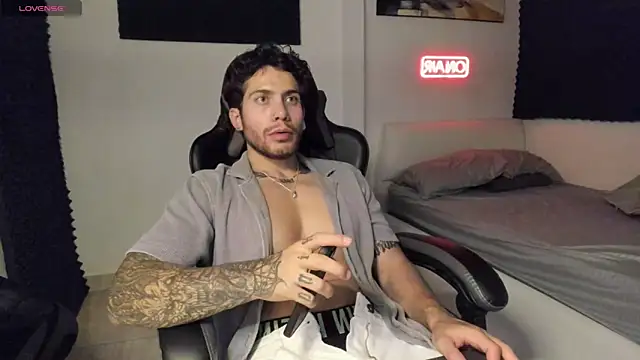 Snapshot of LucianSinclair chatting on 12.21.25 LucianSinclair online show from 12.21.25