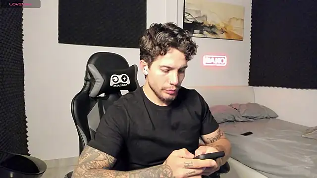 Snapshot of LucianSinclair chatting on 01.08.26 LucianSinclair online show from 01.08.26