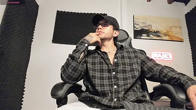 Snapshot of LucianSinclair chatting on 03.09.26 LucianSinclair online show from 03.09.26