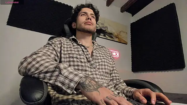 Snapshot of LucianSinclair chatting on 04.03.26 LucianSinclair online show from 04.03.26