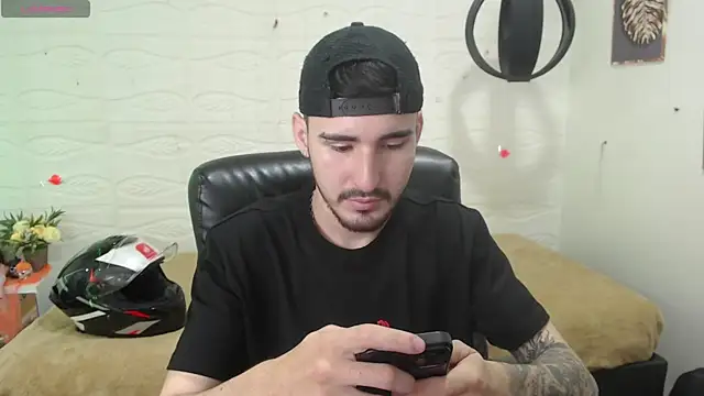 Snapshot of DmitriSanders chatting on 12.13.24 DmitriSanders online show from 12.13.24