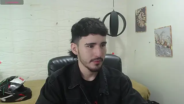 Snapshot of DmitriSanders chatting on 12.15.24 DmitriSanders online show from 12.15.24