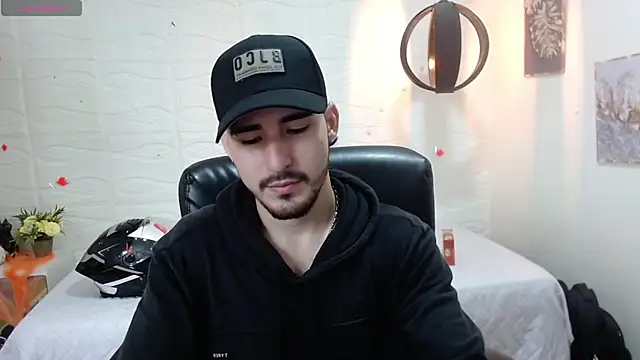 Snapshot of DmitriSanders chatting on 12.23.24 DmitriSanders online show from 12.23.24